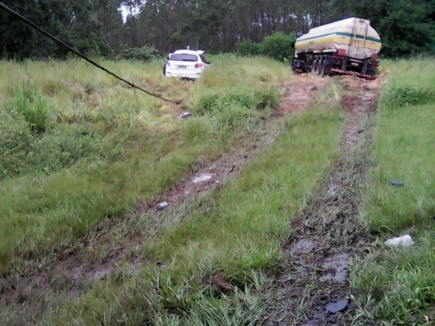 Caminhão carregado com combustível acabou batendo em outros três veículos (Foto: Divulgação/PRF)