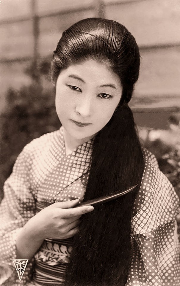 Japonesa desconhecida penteando seus longos cabelos (Foto: Flickr)