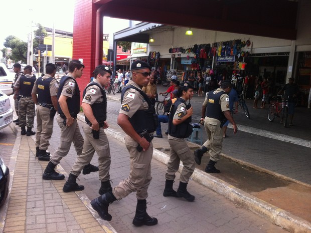 A Polícia Militar chegou ao Mercado Municipal de Governador Valadares às 14h45. (Foto: Diego Souza/G1)