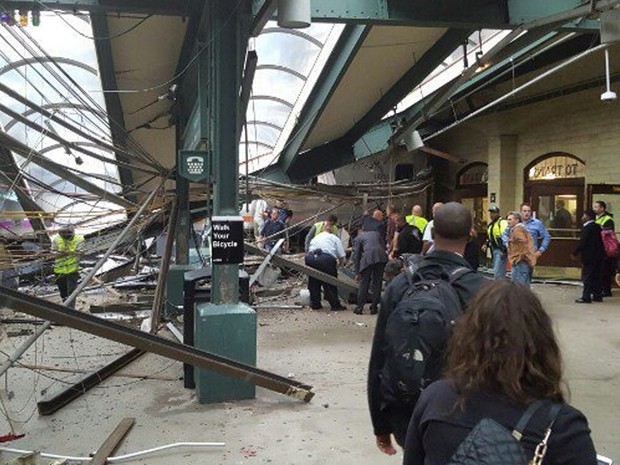 Foto mostra destruição na estação de Hoboken, em New Jérsei, na manhã desta quinta-feira (29) (Foto: Ian Samuel via AP)