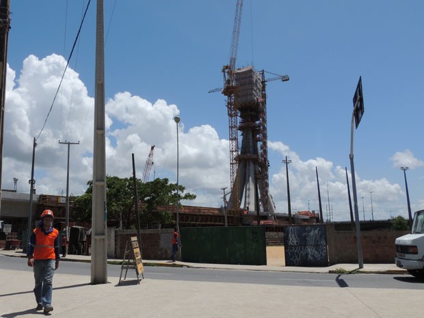 Torre para construção da ponte da Via Mangue (Foto: Katherine Coutinho / G1)