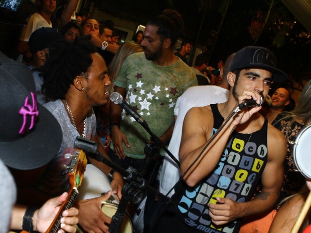 Caio Castro canta com grupo de pagode em bar na Zona Oeste do Rio (Foto: Raphael Mesquita/ Divulgação)