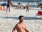 De sunga azul, José Loreto joga futevôlei na praia 