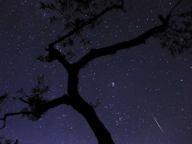 Chuva de meteoros associados ao cometa Swift-Tuttle, ou “perseidas”, pôde ser vista na região central da Grécia, na madrugada deste sábado (10). Os meteoros queimam na atmosfera da Terra. O fenômeno ocorre entre julho e agosto, e é visto a partir da const (Foto: Petros Giannakouris / AP Photo)