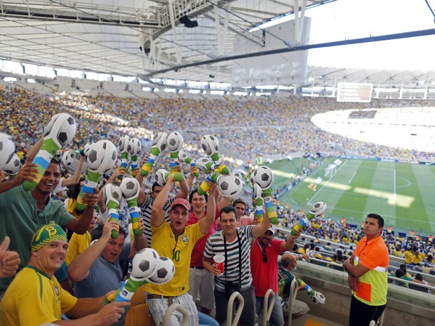 Torcida no jogo Brasil e Inglaterra na reabertura do Maracanã (Foto: Pilar Olivares/ Reuters)