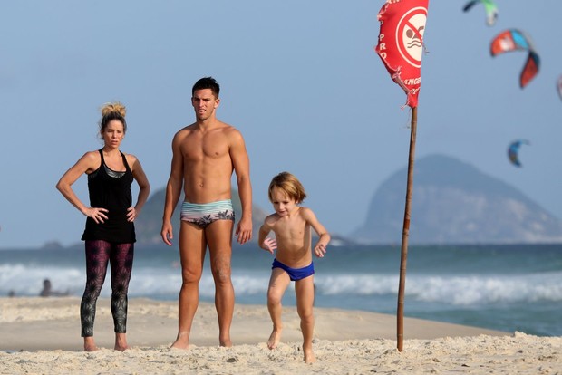 Ego Danielle Winits Se Diverte Em Praia Com Filho E Namorado Amaury Nunes Not Cias De Praia