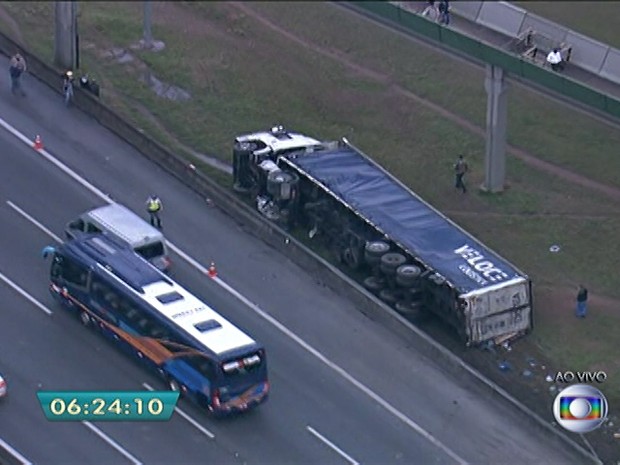 Caminhão tomba na Rodovia dos Imigrantes nesta quarta-feira (3) (Foto: Reprodução/TV Globo)