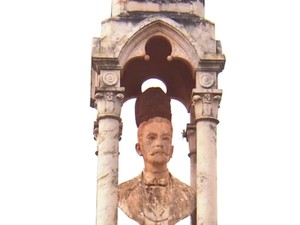 Aves construíram casa de barro sobre busto de túmulo (Foto: Reprodução/TVTEM)