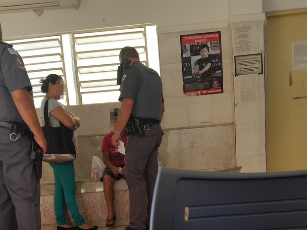 Policiais foram até a casa do menino com mandado de busca e apreensão  (Foto: Mariane Dias/ TVTEM)