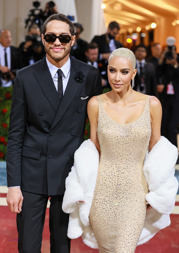 NEW YORK, NEW YORK - MAY 02: (L-R) Pete Davidson and Kim Kardashian attend The 2022 Met Gala Celebrating "In America: An Anthology of Fashion" at The Metropolitan Museum of Art on May 02, 2022 in New York City. (Photo by Theo Wargo/WireImage) (Foto: WireImage)