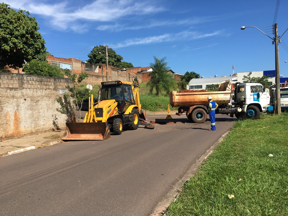 Trecho da Avenida Tancredo Neves está interditado (Foto: Valmir Custódio/G1)