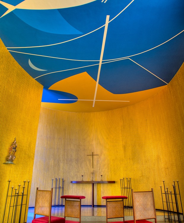 Desenhos de Athos Bulcão decoram o altar da capela dedicada à Nossa Senhora da Conceição (Foto: Ichiro Guerra/Reprodução)
