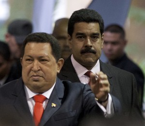 Hugo Chávez e Nicolás Maduro, a caminho da cerimônia em que o presidente anunciou o vice (Foto: AP Photo/Ariana Cubillos)