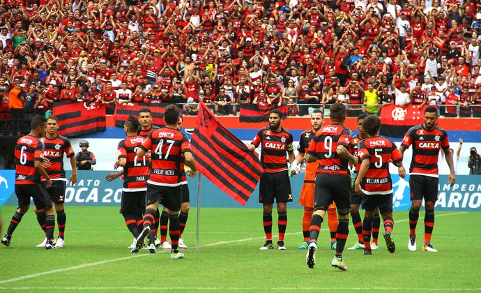 Wallace bandeira Flamengo Vasco (Foto: Edmar Barros / Agência Estado)