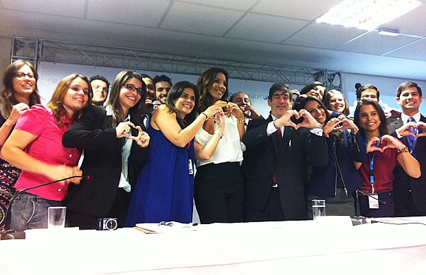 A cantora Ivete Sangalo ao lado da equipe da ONU que elaborou o relatório sobre tráfico humano (Foto: Raquel Morais/G1)