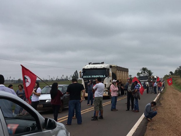 G1 MST bloqueia rodovia e protesta em escritórios do Itesp notícias