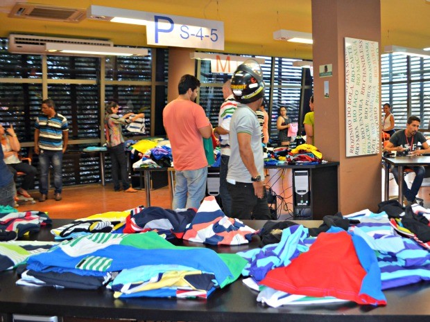 Roupas foram doadas pela Receita Federal e foram vendidas com preço fixo de R$ 20 (Foto: Quésia Melo/G1)