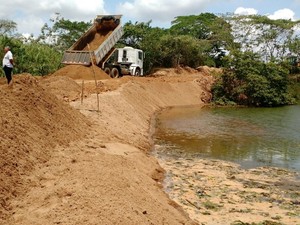 Obra de aumento da barragem de Rio Pequeno, em Linhares (Foto: Kaio Henrique/ TV Gazeta)