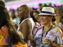 Glória Pires usa batom azul e chapéu personalizado nas Campeãs do Rio