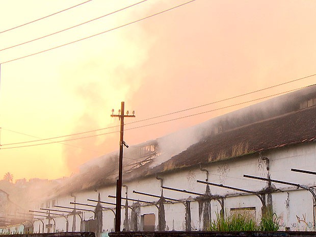 Até as 6h desta quarta-feira (12), os focos de incêndio ainda não tinham sido totalmente controlados por causa da grande quantidade de plástico e papelão no local, material que facilita a propagação do fogo.  (Foto: Imagem/ TV Bahia)