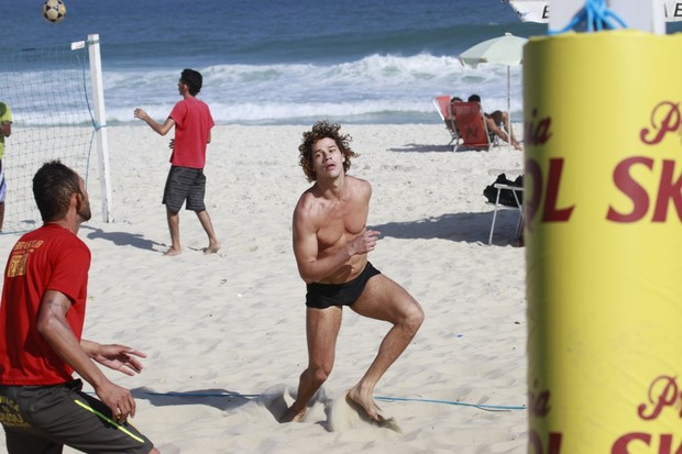 José Loreto joga futevôlei na praia da Barra (Foto: Gabriel Rangel / AgNews)