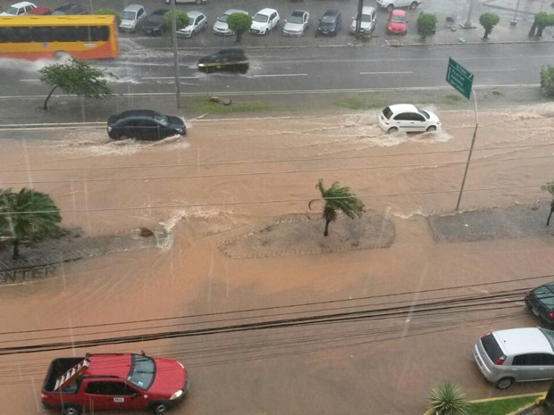 Veículos transitam com dificuldade na Avenida Colares Moreira após chuva em São Luís (Foto: Joyce Mackay/G1)