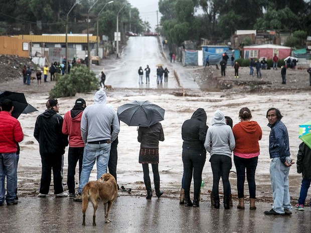 Rio transborda em Copiapo depois de forte temporal que afetou a região norte do Chile (Foto: REUTERS/Stringer)