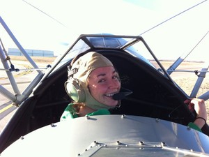 A americana Amber Nolan em uma de suas caronas aéreas (Foto: Caters News/The Grosby Group)