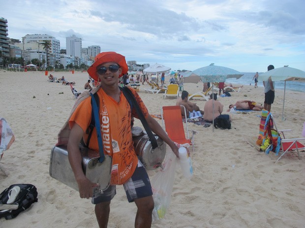 Vendedor de mate de galão e biscoito Globo na Praia de Ipanema (Foto: João Bandeira de Mello/G1)