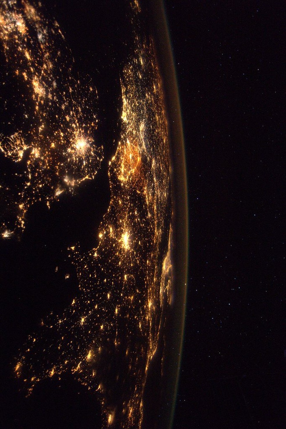 Visão noturna da Terra mostra camada da atmosfera (Foto: Thomas Pesquet/Reprodução/Twitter)