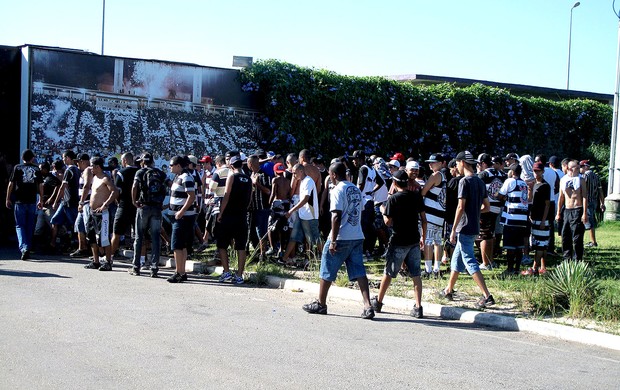 protesto torcida Corinthians CT (Foto: Rodrigo Faber)