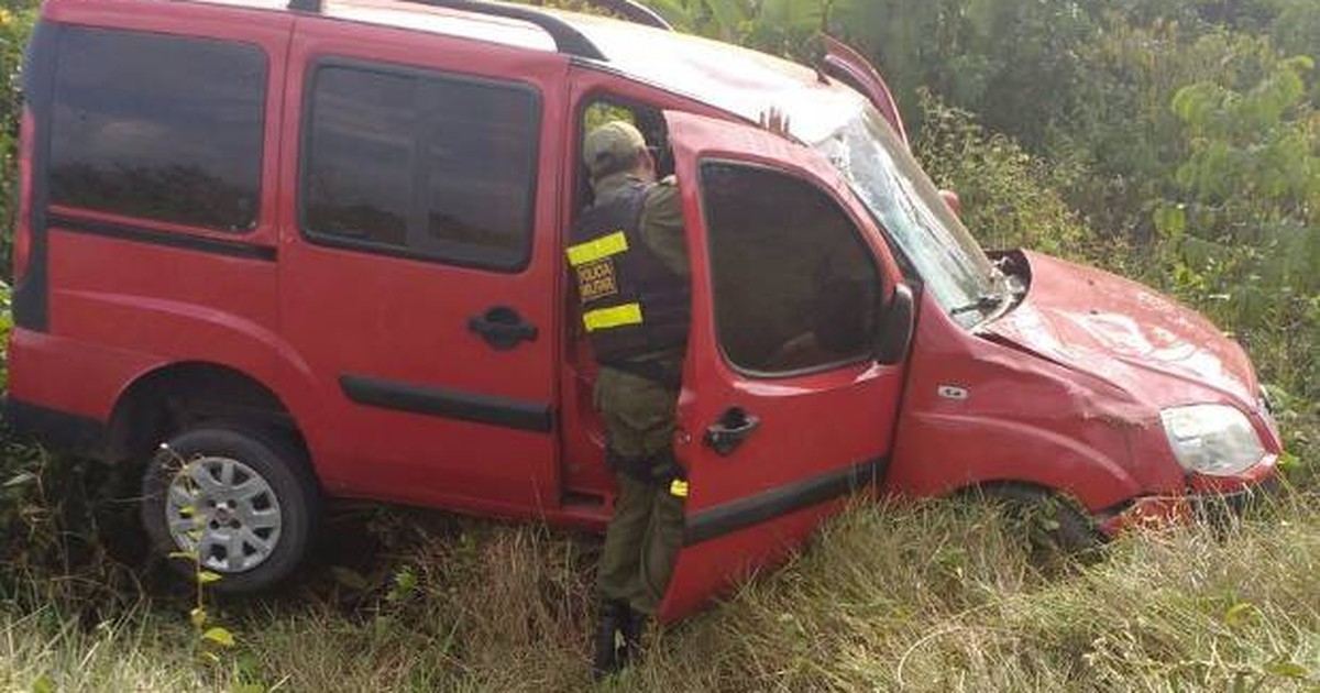 G1 Motorista Tenta Desviar De Buraco E Capota Na Rodovia PA 150