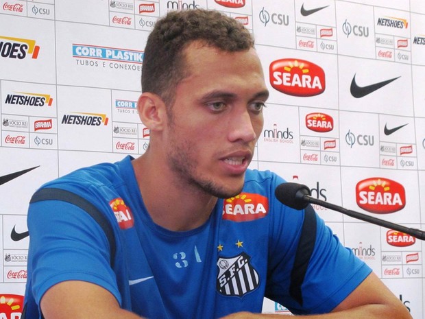 O zagueiro Neto, da Chapecoense, em foto de arquivo durante entrevista quando ainda jogava no Santos (Foto: Marcelo Hazan/Globoesporte.com)
