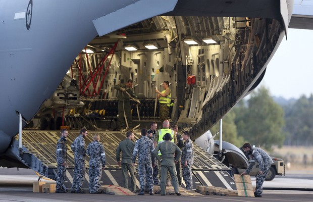 Militares da Força Aérea Australiana se preparam para sobrevoar o sul do Oceano Índico em mais um dia de buscas por destroços do avião da Malaysia Airlines (Foto: AP Photo/Rob Griffith)