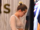 Miley Cyrus é flagrada com os seios à mostra em loja nos Estados Unidos
