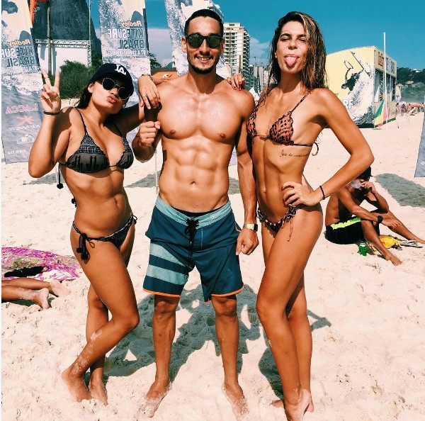 Mariana Goldfarb posa na praia com amigos (Foto: Reprodução / Instagram)