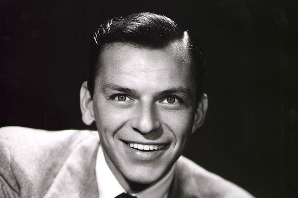 A biografia não autorizada de Frank Sinatra causou polêmica antes mesmo do seu lançamento. Ele processou a autora Kitty Kelley, que alegava que a mãe do cantor tinha um serviço ilegal de abortos  (Foto: Getty Images)