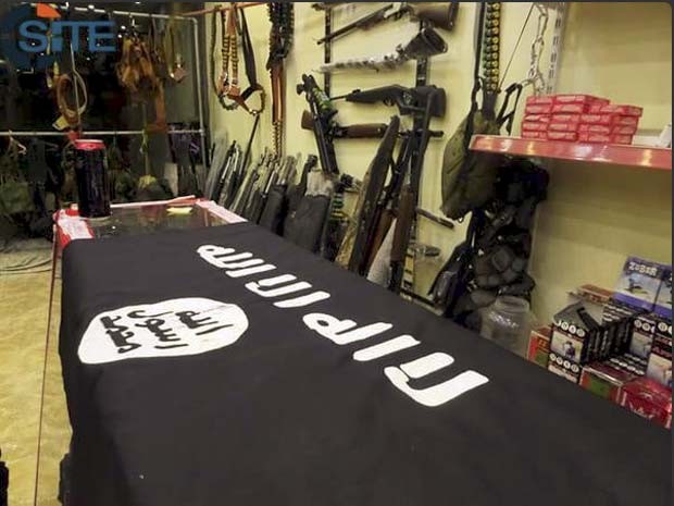 Imagem de dentro da loja do Estado Islâmico em Mosul, no Iraque, mostra armas e acessórios de guerra (Foto: Reprodução/ Twitter/ Rita Katz)