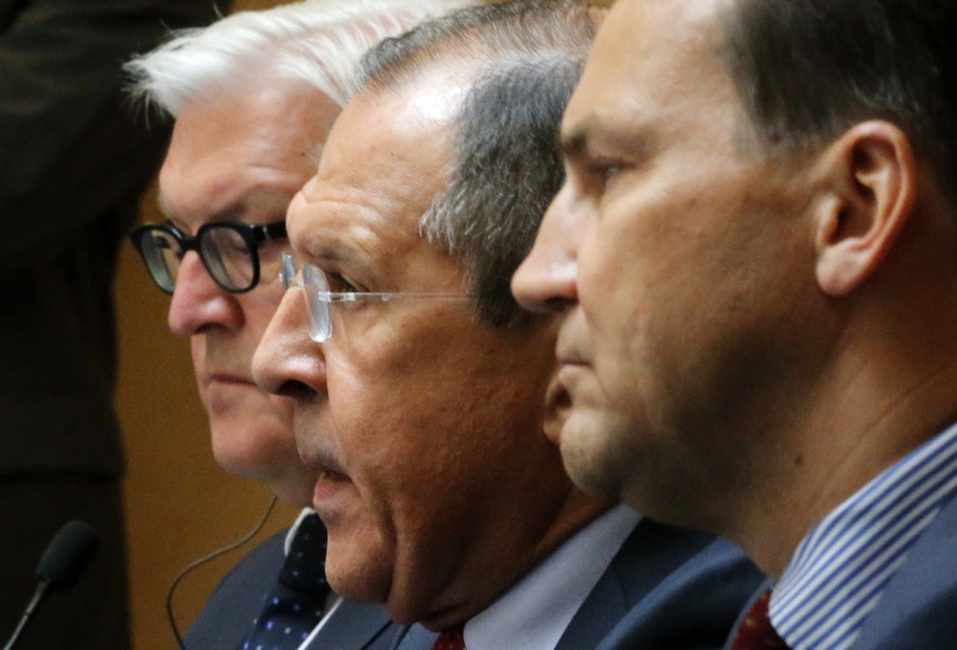 Os ministros das Relações Exteriores da Alemanha,  Frank-Walter Steinmeier (ao fundo),  Sergey Lavrov, da Rússia, e Radoslaw Sikorski, da Polônia, participam de conferência sobre a crise na Ucrânia em São Petersburgo