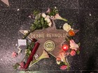 Estrela de Debbie Reynolds na Calçada da Fama ganha homenagens