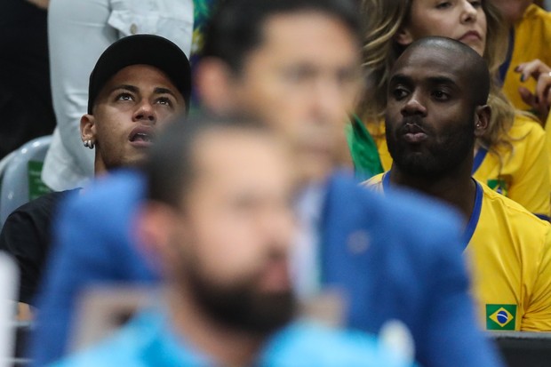Neymar e Rafael Zulu assistindo volei (Foto: William Volcov/BBP/AgNews)