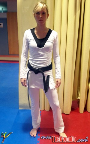 Uniforme feminino Taekwondo  (Foto: Reprodução / Site www.mastaekwondo.com)