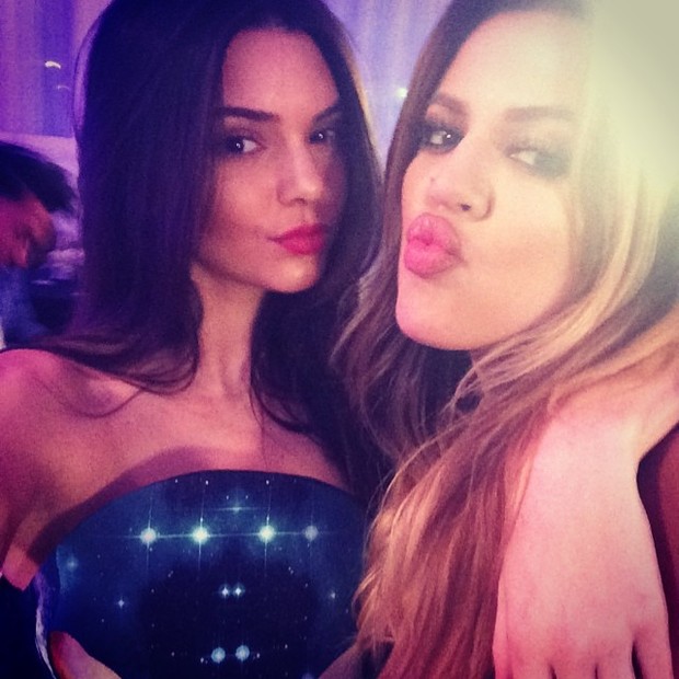 Kendall Jenner e Khloe Kardashian em festa (Foto: Instagram/ Reprodução)