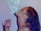 Rihanna aparece fumando em foto