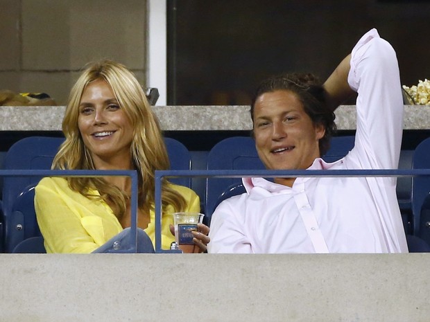 Heidi Klum com o namorado, Vito Schnabel, durante partida de tênis em Nova York, nos Estados Unidos (Foto: Adam Hunger/ Reuters)