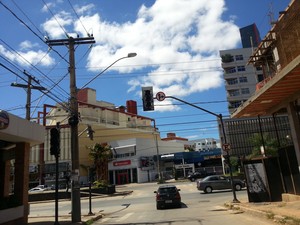 Semáforos do centro de Montes Claros foram desligados pela falta de fornecimento de energia. (Foto: Nicole Melhado / G1)