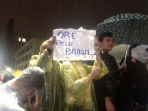Depois de protestarem em frente à empresa responsável pela venda das passagens de ônibus, manifestantes retornam ao Terminal Central de Joinville (Foto: Luana Freitas)