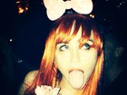 Miley Cyrus usa peruca vermelha e top para curtir noitada em Londres