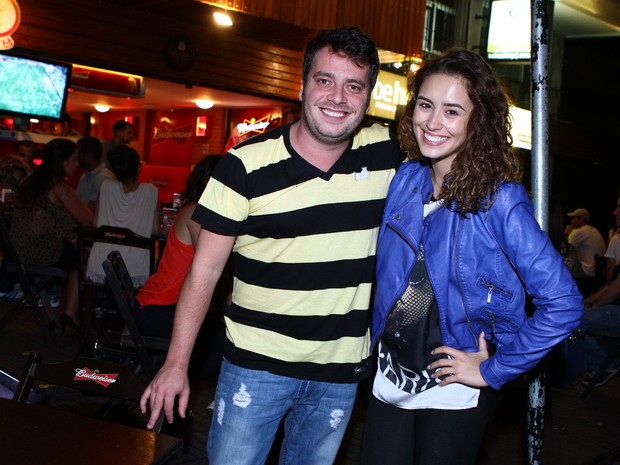 Dudue Cirelli e Amanda Richter em bar na Zona Oeste do Rio (Foto: Raphael Mesquita/ Divulgação)