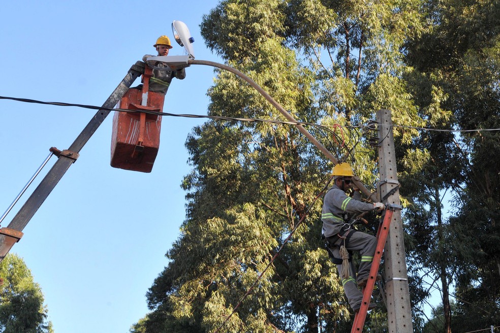 Técnicos da CEB fazem ajustes em iluminação pública (Foto: Renato Araújo/Agência Brasília)